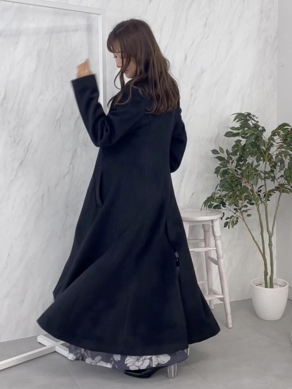 ブラック系のその他アウター、グレー系のワンピースを着用したレディースの夏コーディネートの2枚目の写真