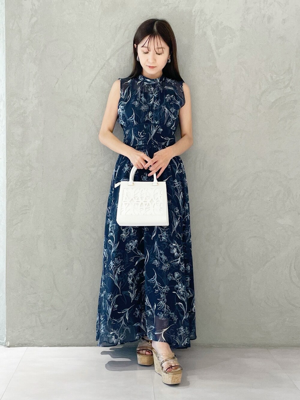 ブラウン系のサンダル、ホワイト系のショルダーバッグ、ブルー系のワンピースを着用したレディースの夏コーディネートの5枚目の写真