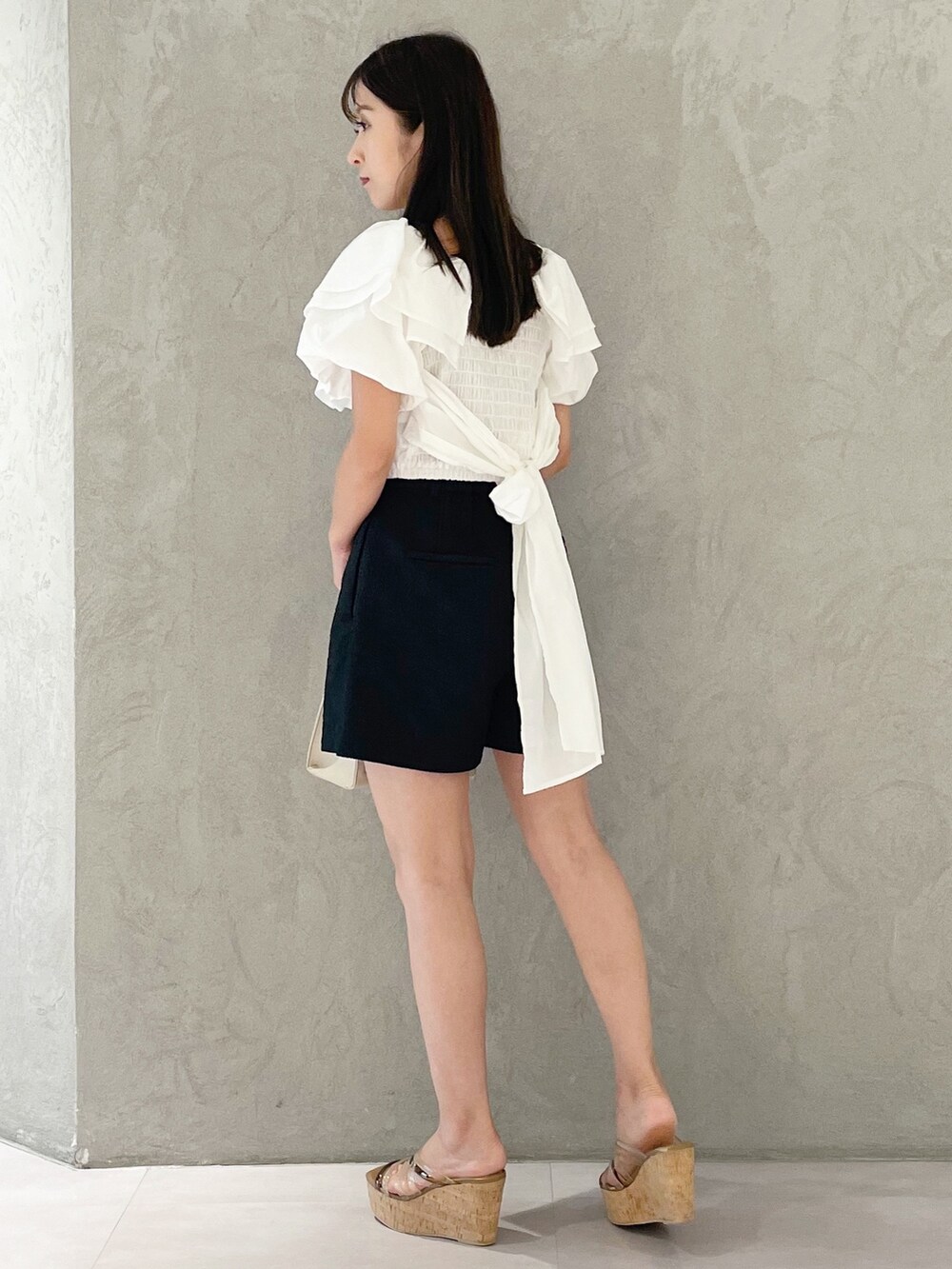 ブラック系のその他パンツ、ブラウン系のサンダル、ベージュ系のショルダーバッグを着用したレディースの夏コーディネートの2枚目の写真