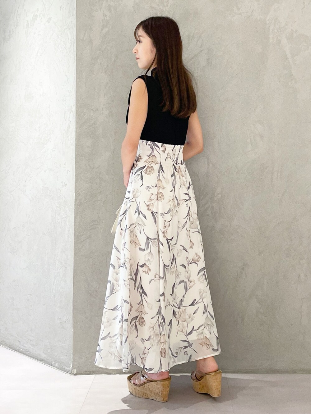 ブラック系のワンピース、ブラウン系のサンダル、ベージュ系のショルダーバッグを着用したレディースの夏コーディネートの4枚目の写真