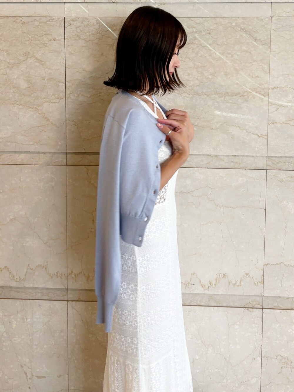 ホワイト系のワンピース、ブラウン系のサンダル、ブルー系のカーディガン/ボレロを着用したレディースの夏コーディネートの7枚目の写真