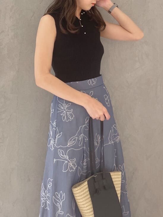 グリーン系のサンダル、ブラック系のニット/セーター、ブルー系のスカートを着用したレディースの夏コーディネートの3枚目の写真