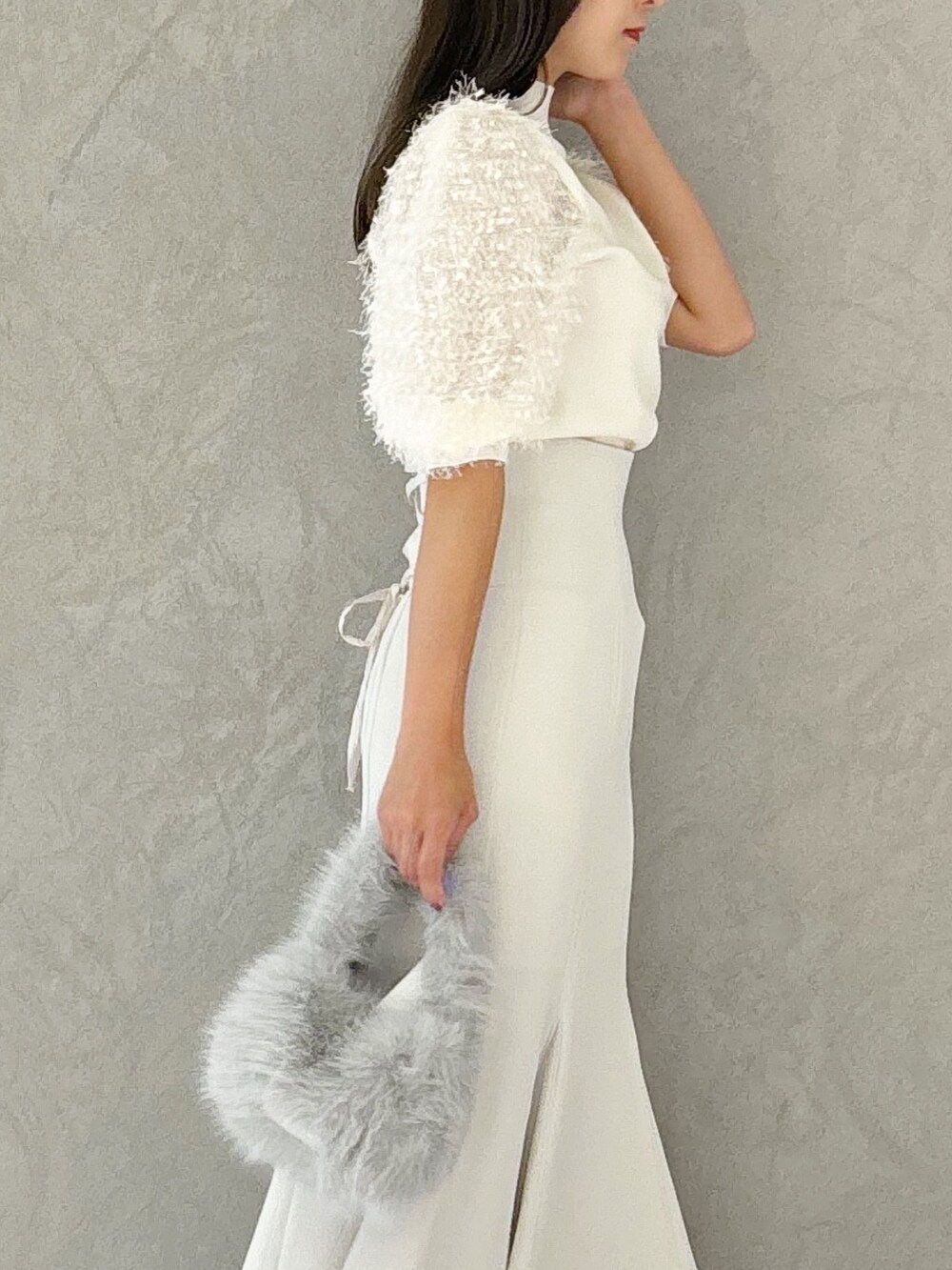 ブラウン系のブーツ、グレー系のハンドバッグ、ホワイト系のスカートを着用したレディースの夏コーディネートの5枚目の写真