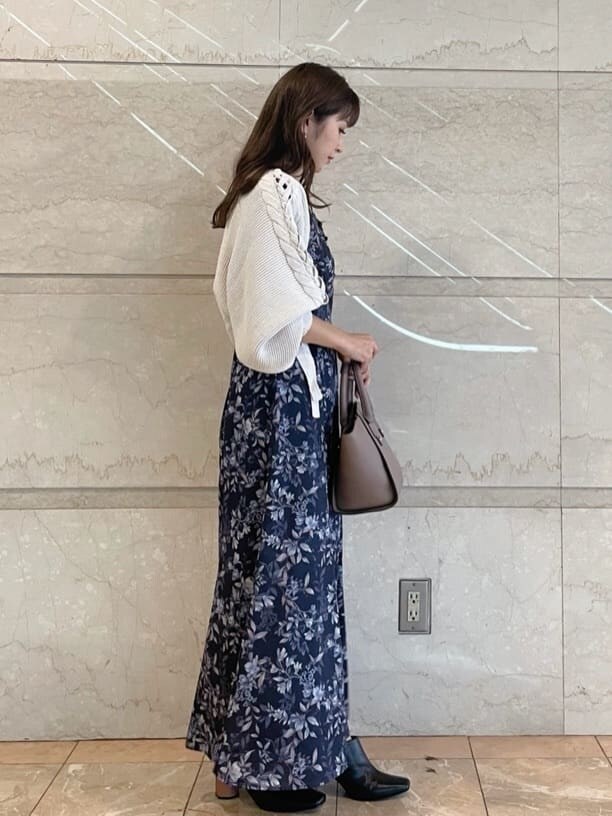 ブルー系のワンピース、ホワイト系のカーディガン/ボレロ、ブラック系のサンダルを着用したレディースの夏コーディネートの5枚目の写真