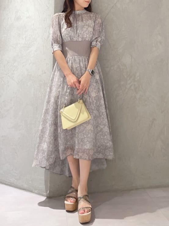 ベージュ系のワンピースを着用したレディースの夏コーディネートの7枚目の写真