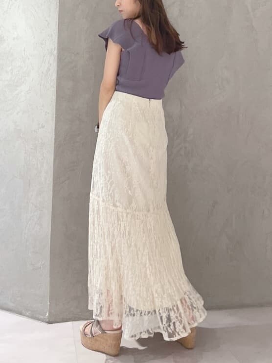 ホワイト系のスカート、グリーン系のサンダル、ブルー系のニット/セーターを着用したレディースの夏コーディネートの7枚目の写真