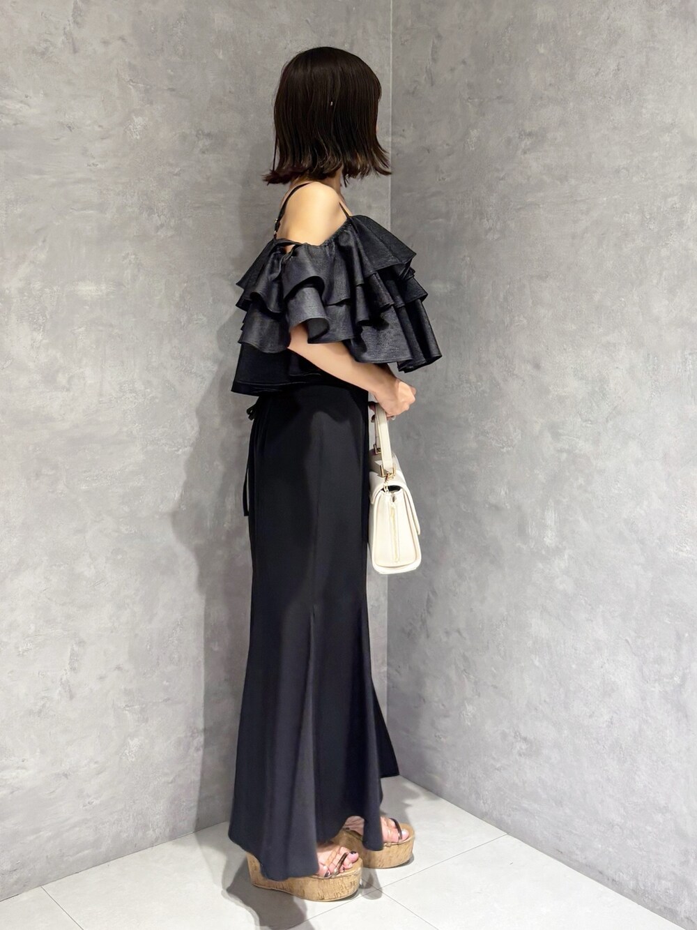 ブラック系のシャツ/ブラウス、ブラウン系のサンダル、ブラック系のスカートを着用したレディースの夏コーディネートの3枚目の写真