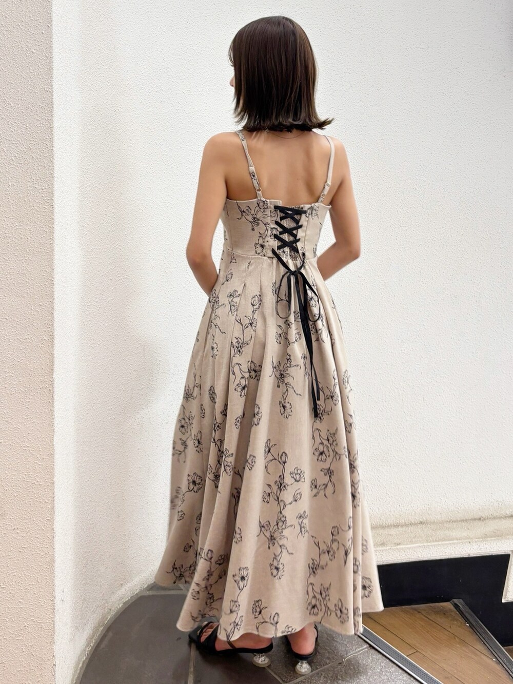 ベージュ系のワンピースを着用したレディースの夏コーディネートの9枚目の写真