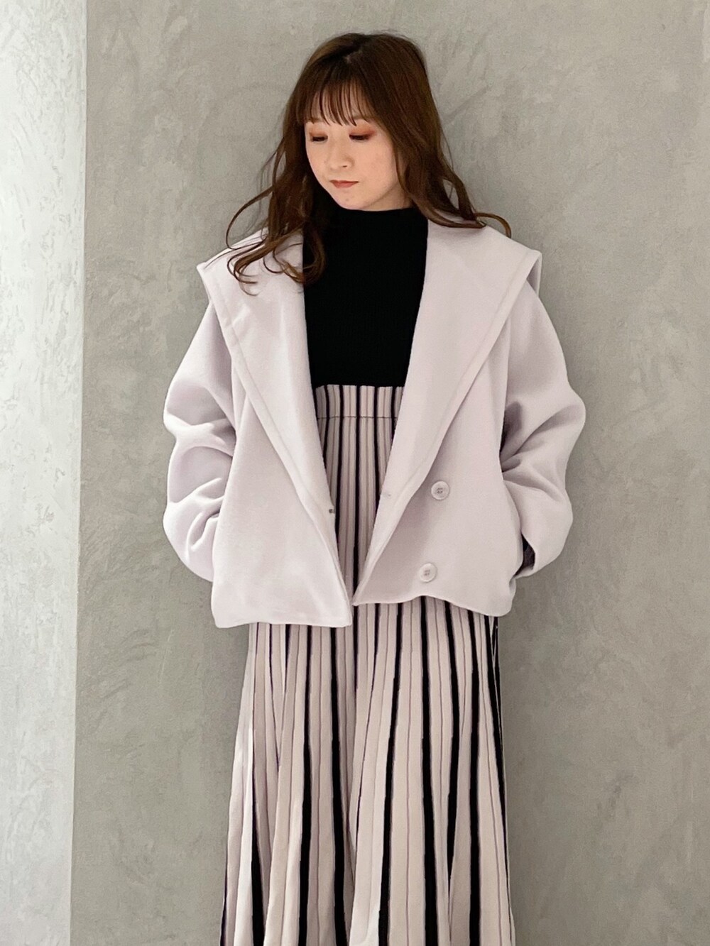 ブラック系のワンピース、グレー系のその他アウター、ブラック系のブーツを着用したレディースの冬コーディネートの5枚目の写真