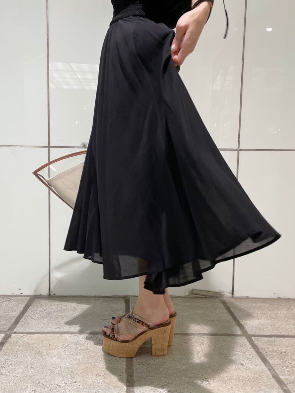 ブラック系のワンピースを着用したレディースの夏コーディネートの5枚目の写真