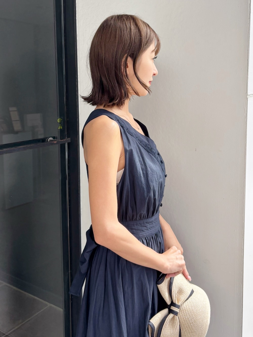 ブルー系のワンピース、その他のサンダルを着用したレディースの春コーディネートの4枚目の写真