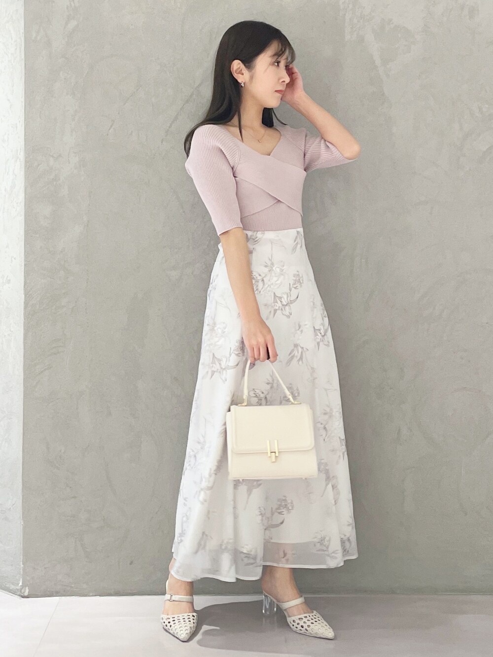 ベージュ系のワンピース、ホワイト系のパンプス、ホワイト系のショルダーバッグを着用したレディースの春コーディネートの4枚目の写真