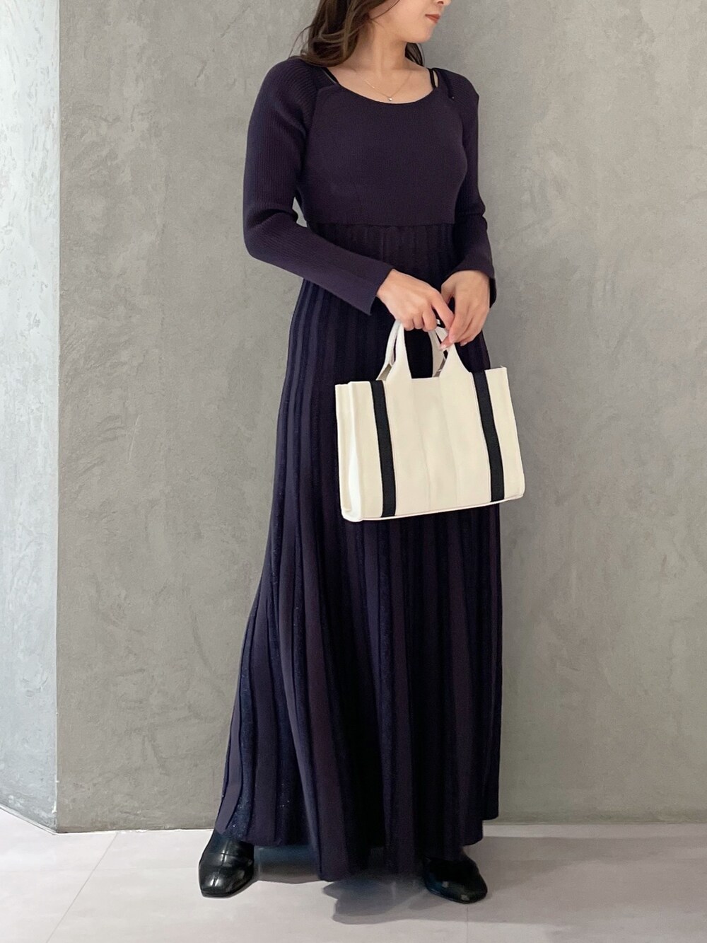 ホワイト系のハンドバッグ、グレー系のワンピースを着用したレディースの春コーディネートの4枚目の写真