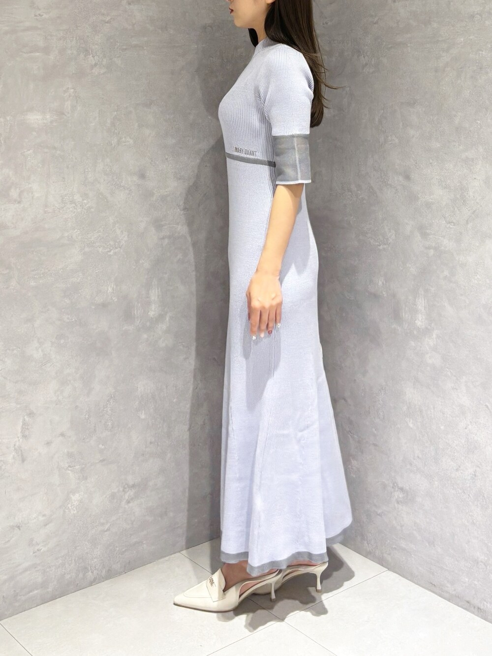 ブルー系のワンピース、ホワイト系のパンプス、ホワイト系のハンドバッグを着用したレディースの春コーディネートの5枚目の写真