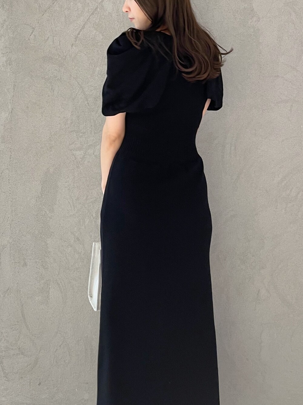 グレー系のワンピース、シルバー系のサンダル、グレー系のハンドバッグを着用したレディースの春コーディネートの6枚目の写真