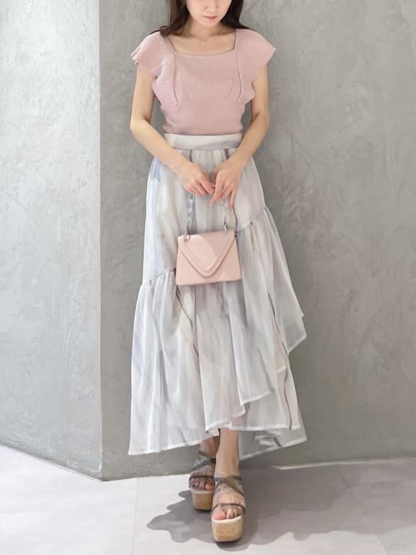 ピンク系のショルダーバッグ、グリーン系のサンダル、ピンク系のニット/セーターを着用したレディースの春コーディネートの10枚目の写真