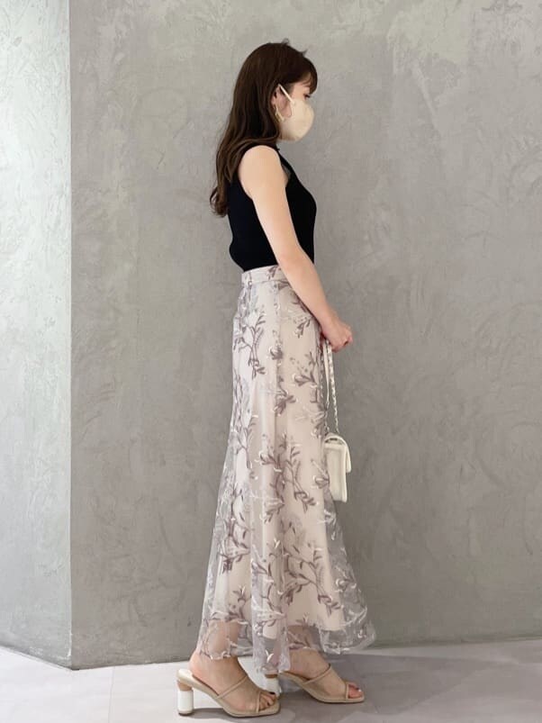 ホワイト系のショルダーバッグ、ブラック系のニット/セーター、ピンク系のスカートを着用したレディースの春コーディネートの5枚目の写真