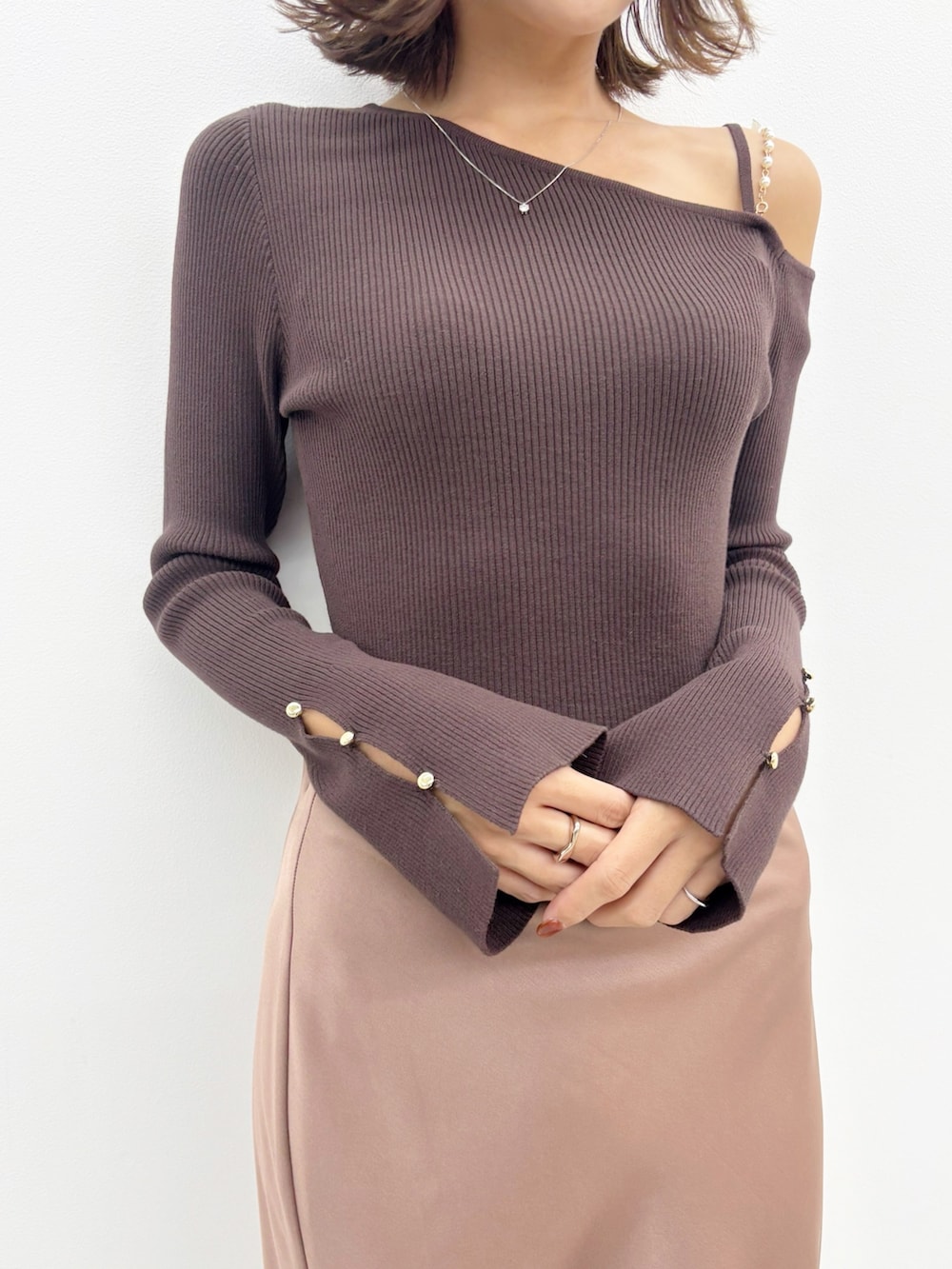 ブラウン系のスカート、ブラウン系のブーツ、ブラウン系のニット/セーターを着用したレディースの秋コーディネートの4枚目の写真