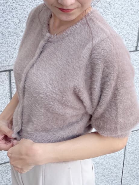 ベージュ系のその他パンツ、ベージュ系のパンプス、ブルー系のカーディガン/ボレロを着用したレディースの夏コーディネートの4枚目の写真