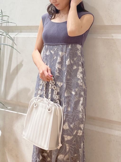 ブラック系のその他シューズ、ホワイト系のハンドバッグ、ブルー系のワンピースを着用したレディースの春コーディネートの2枚目の写真