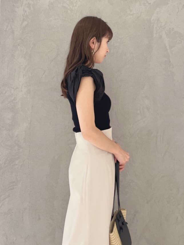 グリーン系のサンダル、ブラック系のニット/セーター、ベージュ系のスカートを着用したレディースの夏コーディネートの4枚目の写真