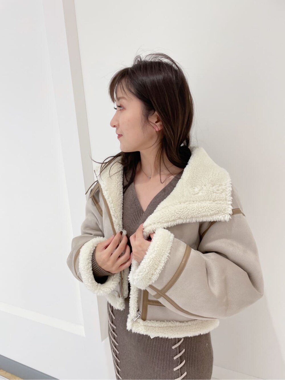 ブラウン系のその他シューズ、ブラウン系のワンピース、ベージュ系のテーラードジャケットを着用したレディースの秋コーディネートの4枚目の写真