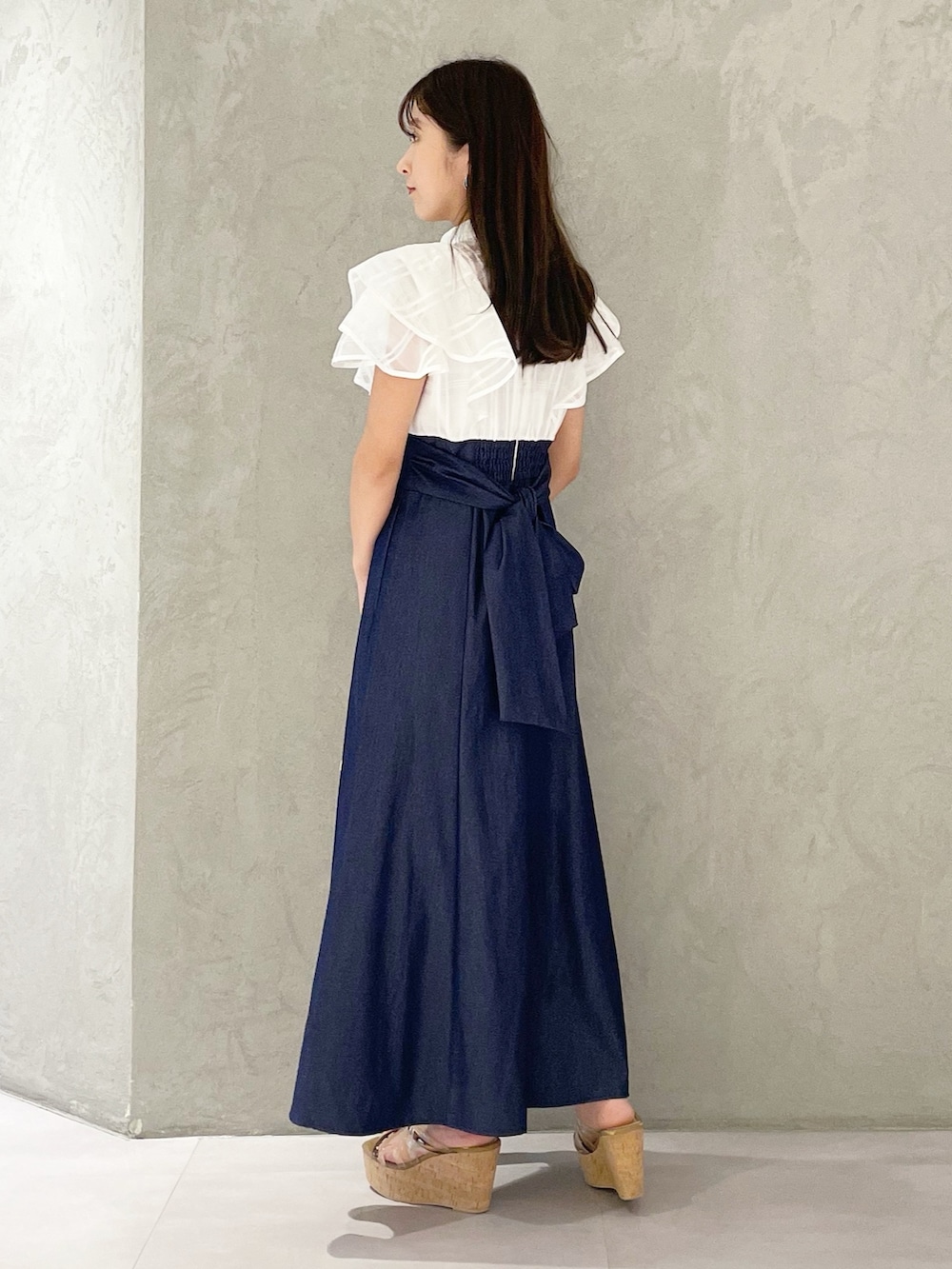 その他のワンピース、ブラウン系のサンダル、ホワイト系のショルダーバッグを着用したレディースの夏コーディネートの3枚目の写真