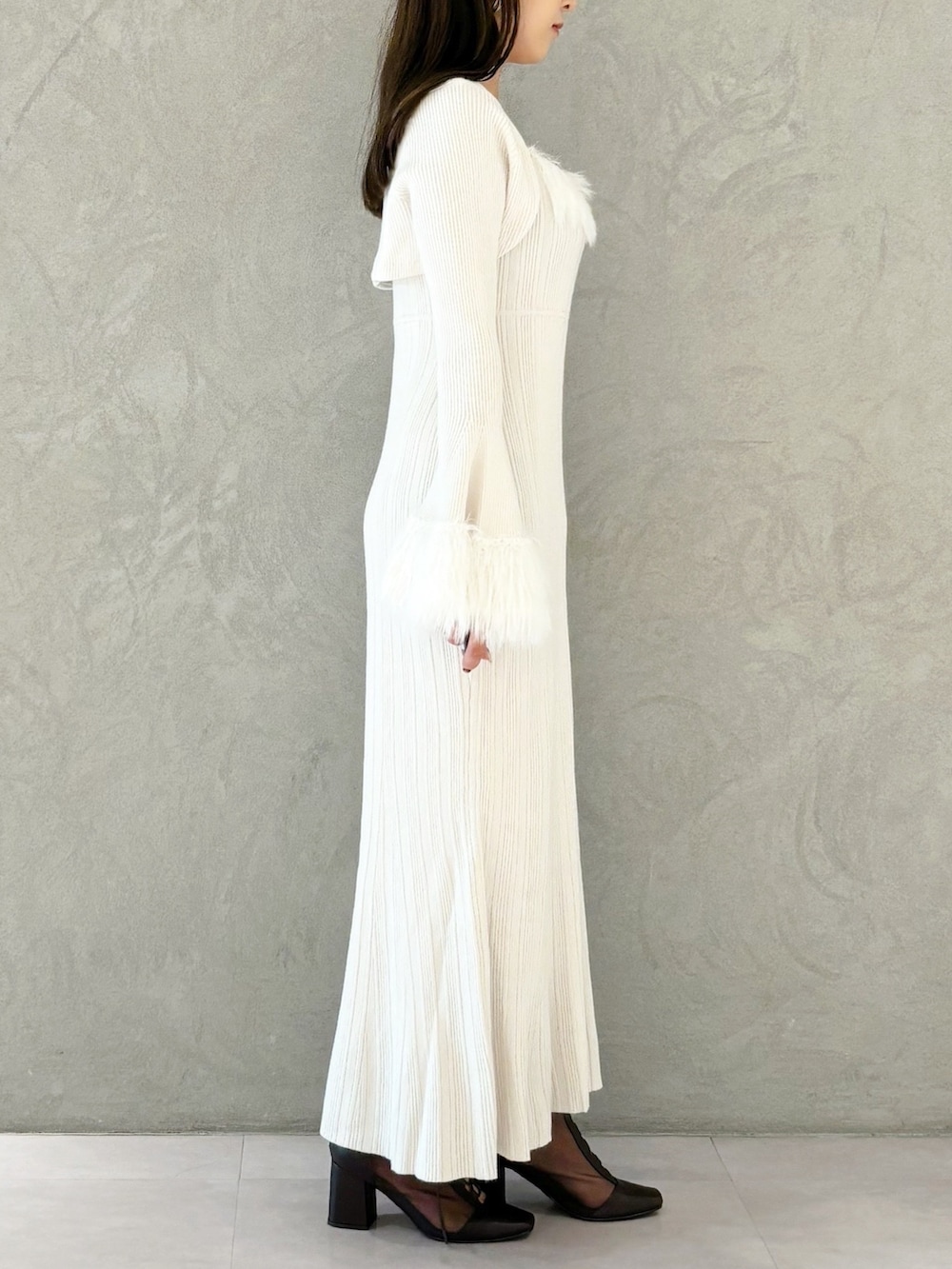 ブラウン系のブーツ、ホワイト系のワンピースを着用したレディースの秋コーディネートの4枚目の写真