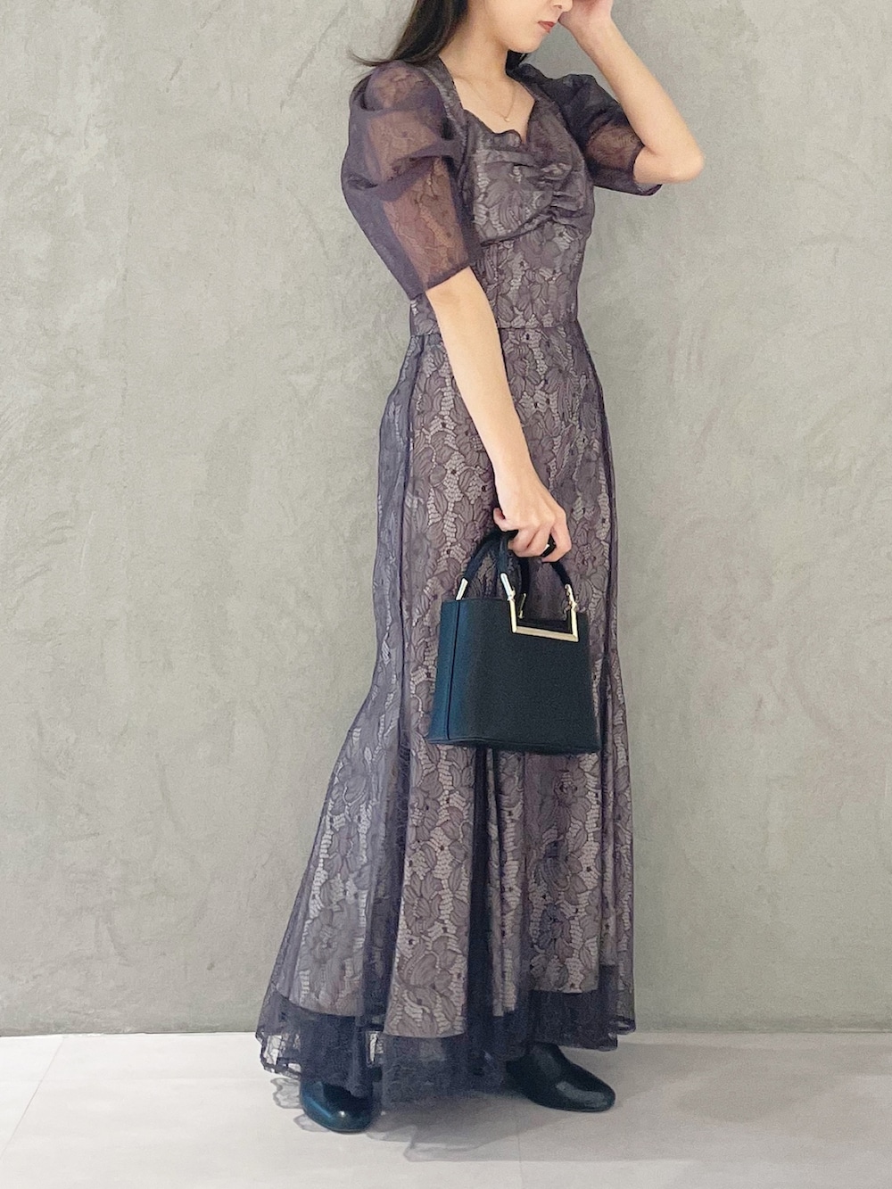 パープル系のシャツ/ブラウス、ブラック系のハンドバッグ、ブラック系のブーツを着用したレディースの冬コーディネートの5枚目の写真