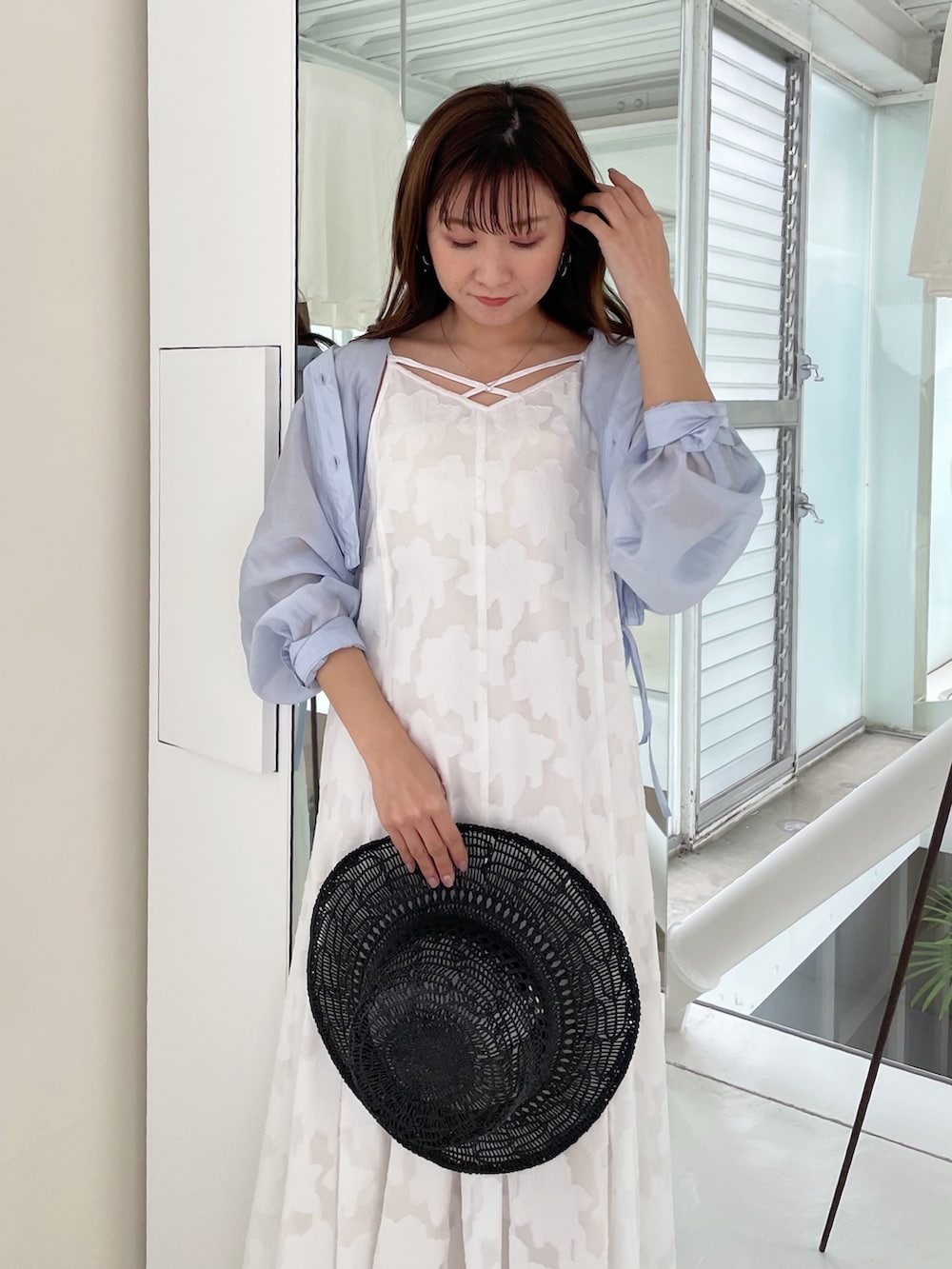 ホワイト系のワンピース、ブルー系のシャツ/ブラウス、ブラック系のサンダルを着用したレディースの春コーディネートの7枚目の写真