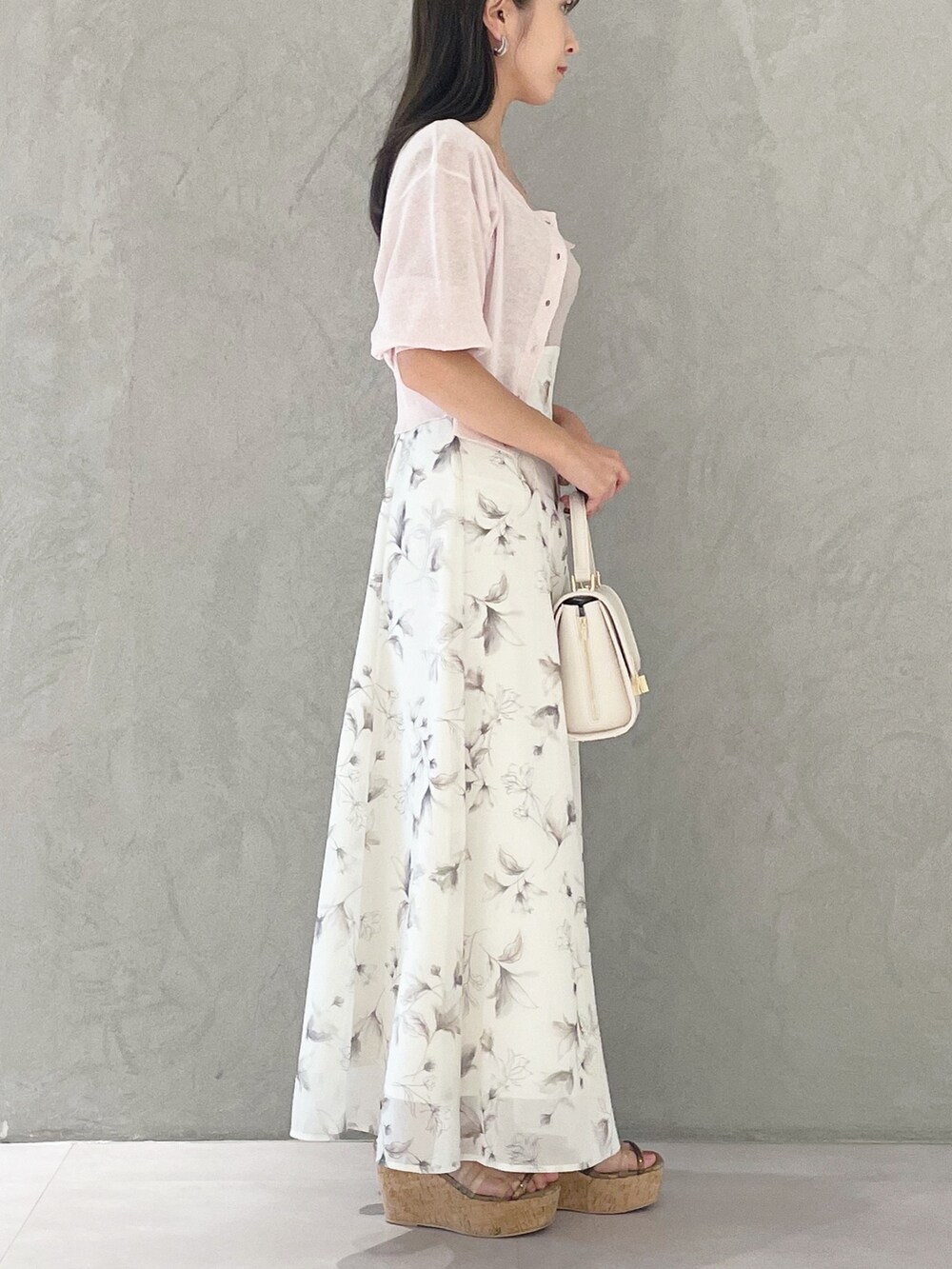 ベージュ系のワンピース、ブラウン系のサンダル、ホワイト系のショルダーバッグを着用したレディースの夏コーディネートの2枚目の写真