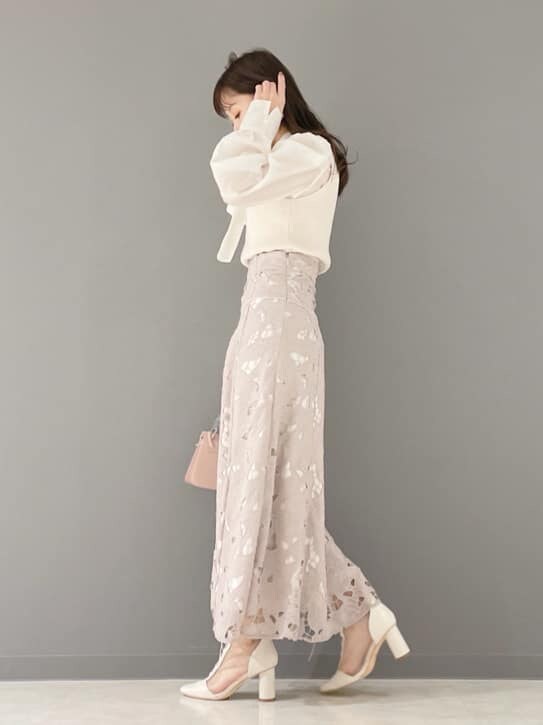 ホワイト系のその他シューズ、イエロー系のショルダーバッグ、ホワイト系のニット/セーターを着用したレディースの春コーディネートの5枚目の写真