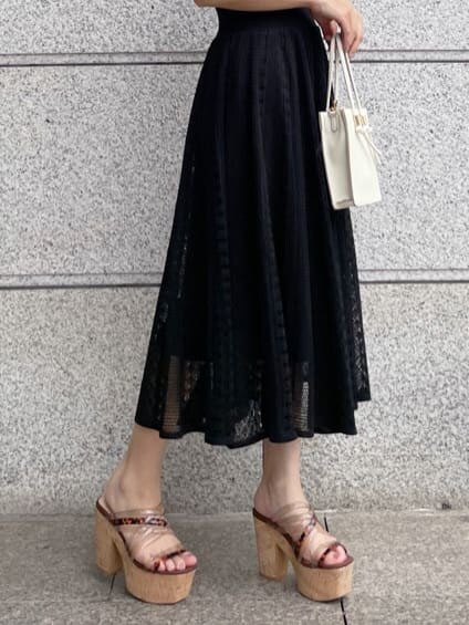 ベージュ系のサンダル、ブラック系のワンピースを着用したレディースの夏コーディネートの5枚目の写真