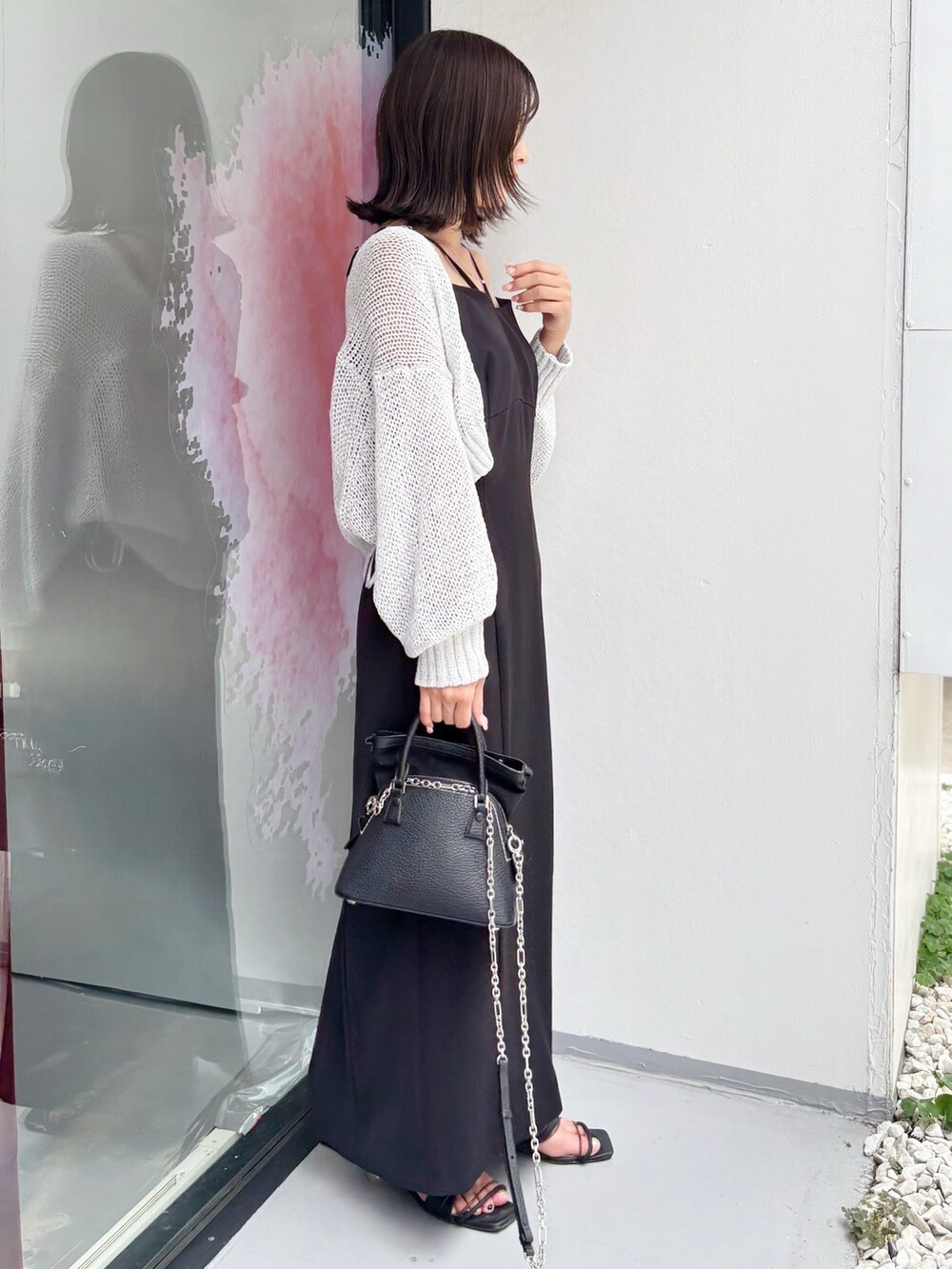 ブラック系のワンピース、グレー系のカーディガン/ボレロを着用したレディースの夏コーディネートの5枚目の写真
