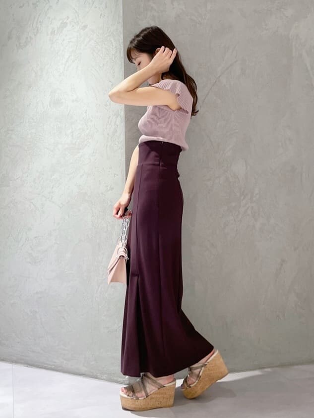 ピンク系のショルダーバッグ、ピンク系のニット/セーター、グリーン系のサンダルを着用したレディースの春コーディネートの5枚目の写真