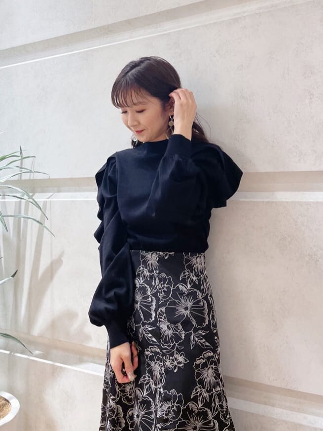 ピンク系のハンドバッグ、ブラック系のニット/セーター、ブラック系のその他シューズを着用したレディースの冬コーディネートの2枚目の写真