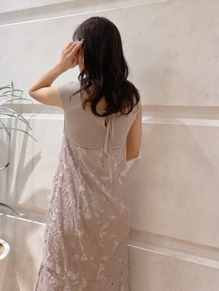 ベージュ系のその他シューズ、イエロー系のショルダーバッグ、ベージュ系のワンピースを着用したレディースの春コーディネートの7枚目の写真