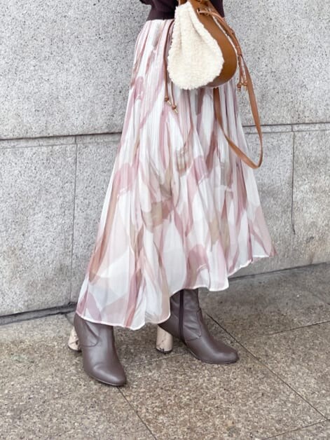 ブラウン系のその他シューズ、ピンク系のスカート、ブラウン系のハンドバッグを着用したレディースの秋コーディネートの3枚目の写真