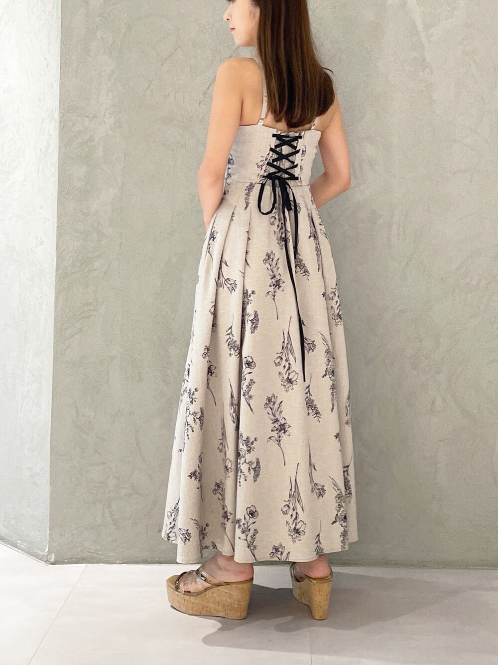 ベージュ系のワンピース、ブラウン系のサンダル、ホワイト系のハンドバッグを着用したレディースの夏コーディネートの3枚目の写真