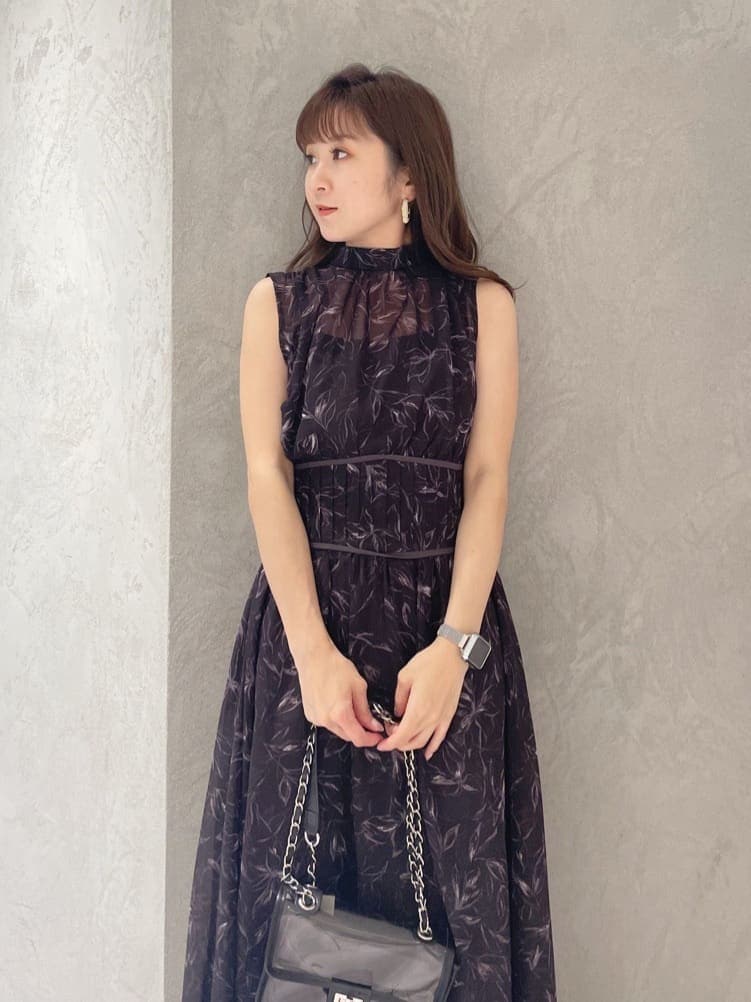 グリーン系のサンダル、ブラウン系のワンピース、シルバー系のピアス（両耳用）を着用したレディースの夏コーディネートの2枚目の写真