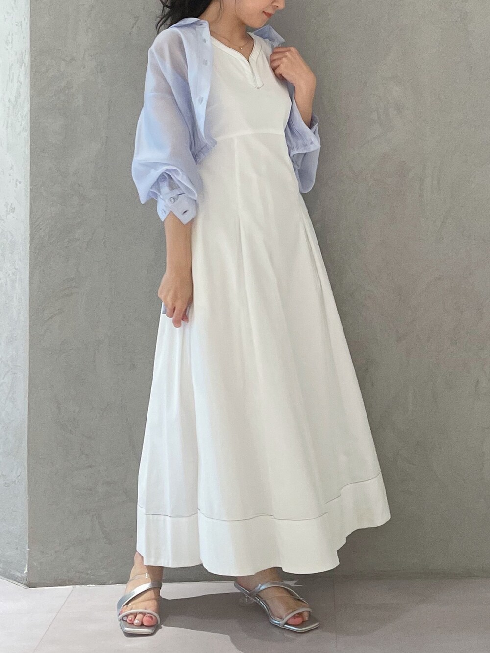 ホワイト系のワンピース、ブルー系のシャツ/ブラウス、シルバー系のサンダルを着用したレディースの春コーディネートの4枚目の写真