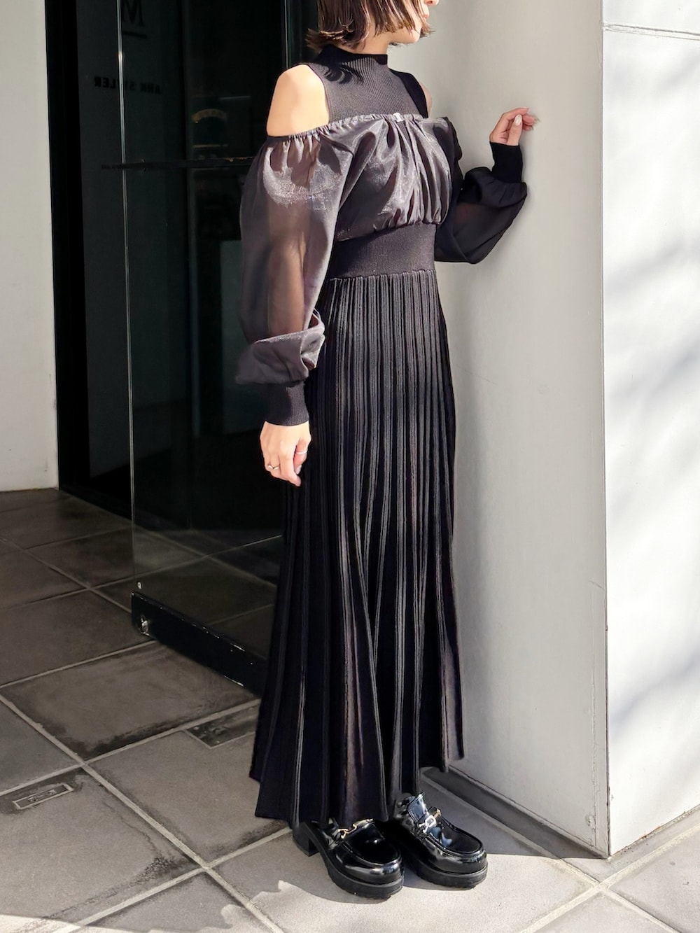 ブラック系のワンピース、ブラック系のブーツを着用したレディースの冬コーディネートの3枚目の写真