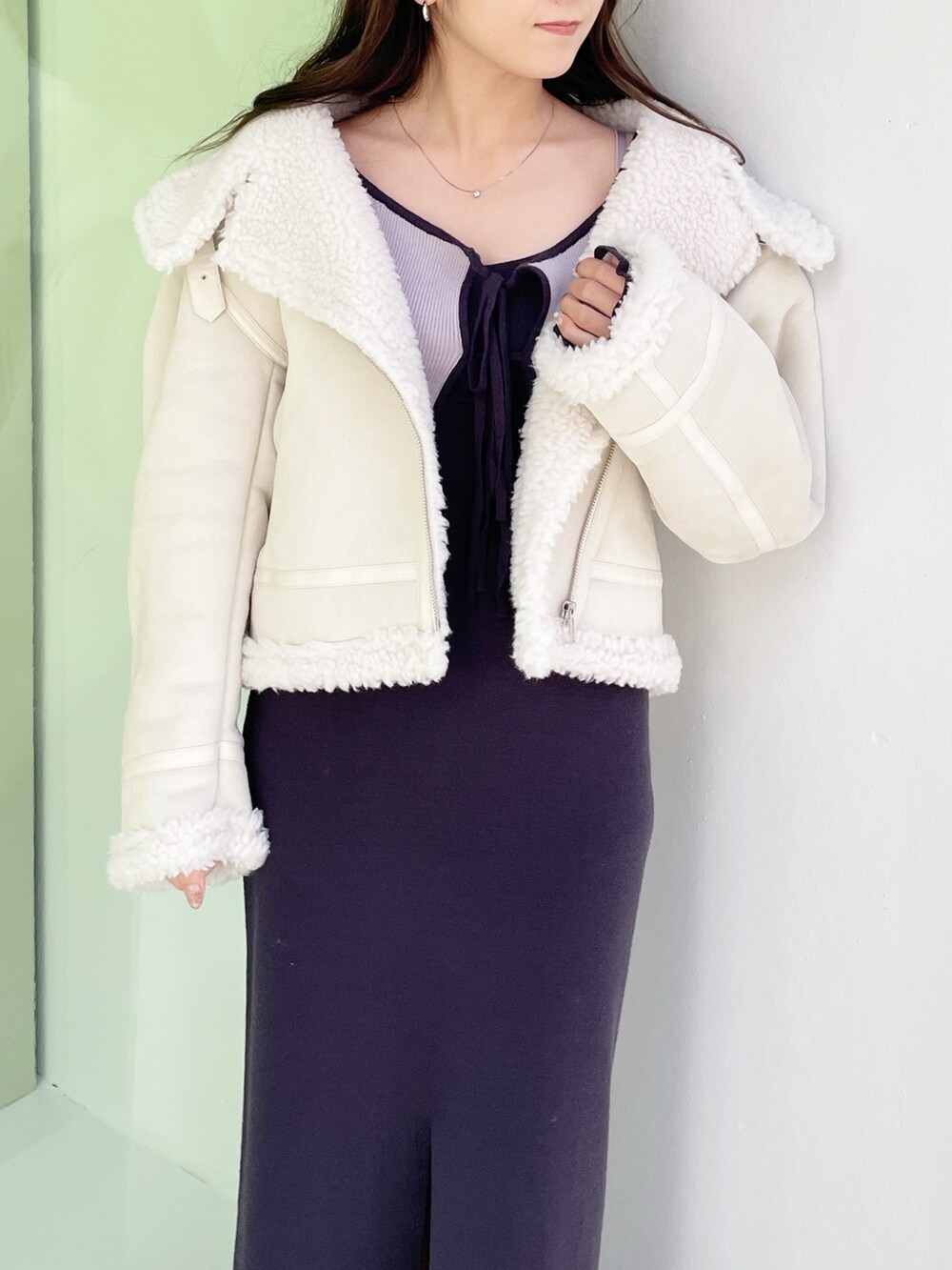 グレー系のワンピース、ホワイト系のムートンコートを着用したレディースの冬コーディネートの6枚目の写真