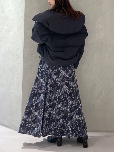 ブラック系のダウンジャケット/コート、ブラック系のニット/セーター、ブルー系のスカートを着用したレディースの秋コーディネートの6枚目の写真