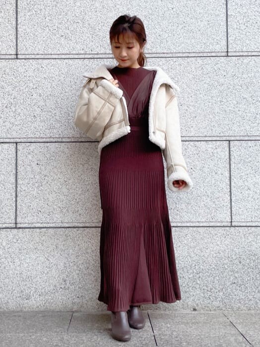 ホワイト系のテーラードジャケット、ブラウン系のワンピースを着用したレディースの秋コーディネートの5枚目の写真