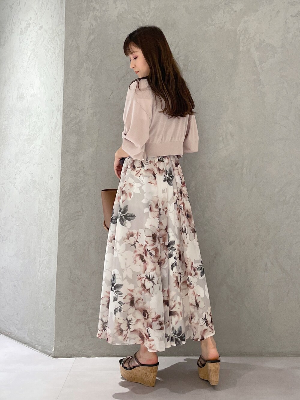 ブラック系のサンダル、ブラウン系のトートバッグ、ピンク系のワンピースを着用したレディースの夏コーディネートの5枚目の写真