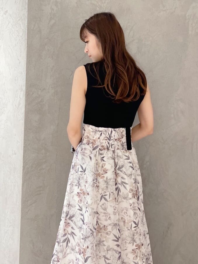 グリーン系のサンダル、ブラック系のトートバッグ、ブラック系のワンピースを着用したレディースの夏コーディネートの7枚目の写真