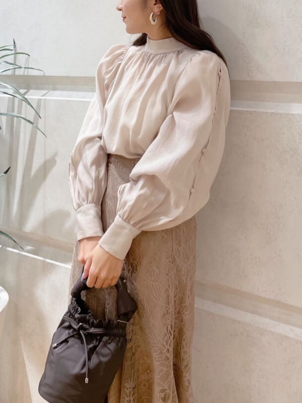 ベージュ系のその他シューズ、ベージュ系のシャツ/ブラウス、ブラウン系のスカートを着用したレディースの冬コーディネートの4枚目の写真