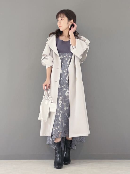 グレー系のトレンチコート、ブラック系のその他シューズ、ホワイト系のハンドバッグを着用したレディースの春コーディネートの10枚目の写真