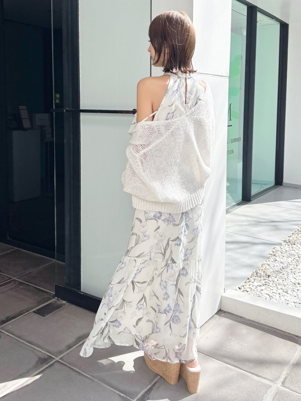 ホワイト系のワンピース、その他のサンダル、ホワイト系のカーディガン/ボレロを着用したレディースの春コーディネートの6枚目の写真